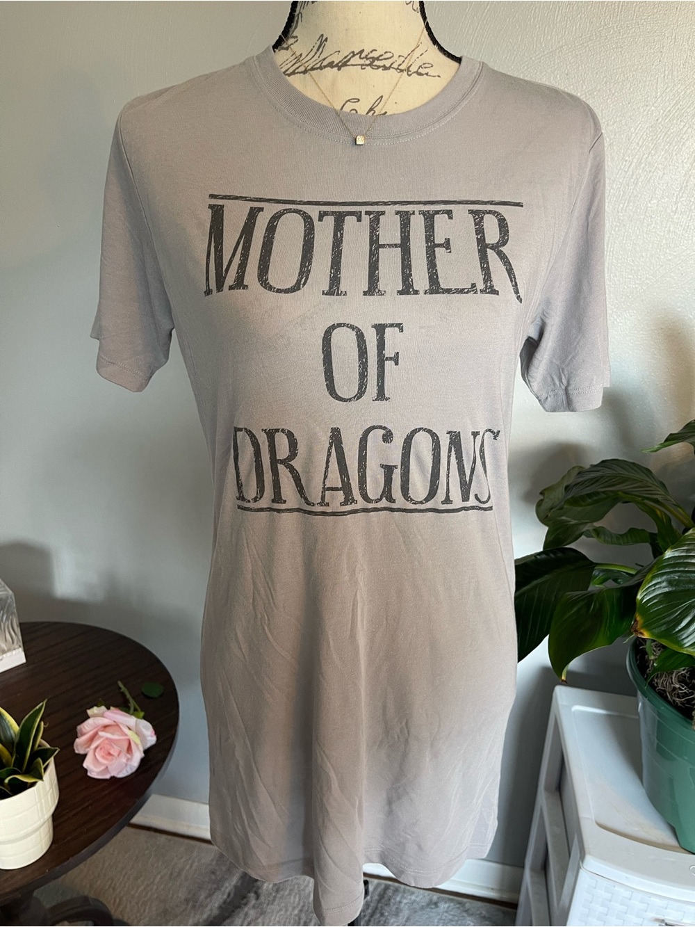 Mother of Dragons Gray Graphic T-Shirt Dragon Back Print Women’s Size M